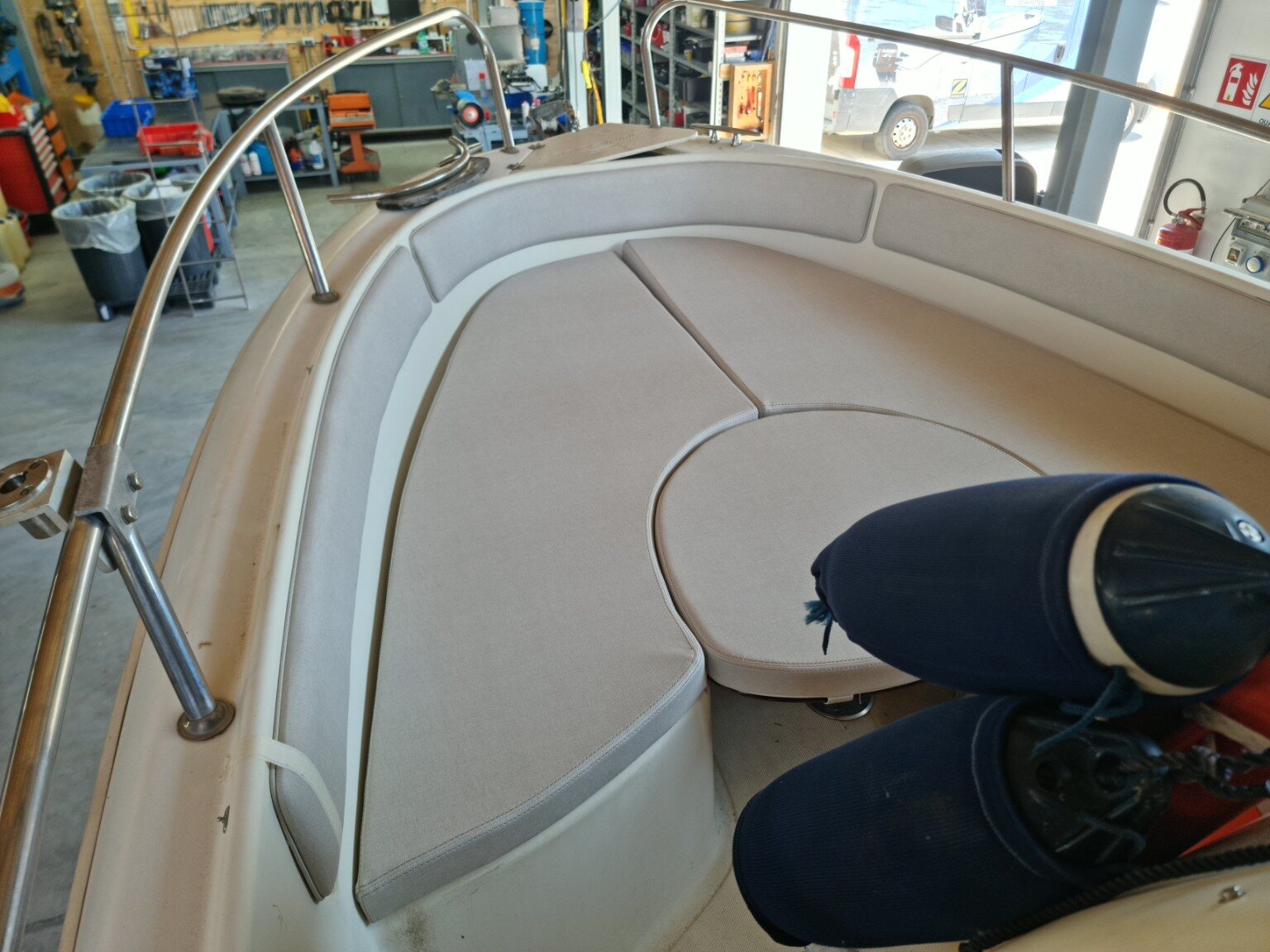 Lavoro di cuscineria nautica su misura 3